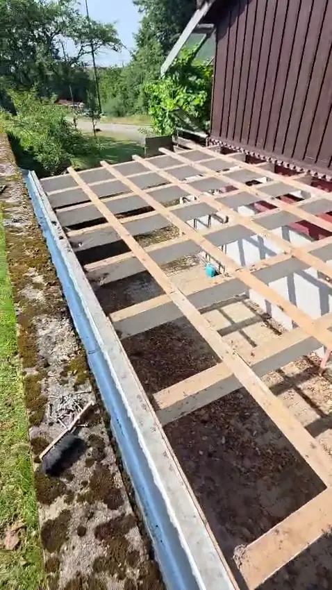 Neue Dachrinne an der Traufe, Unterbau in Arbeit