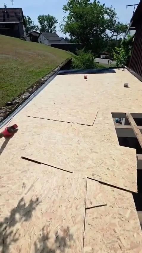 Neue Schalung aus OSB auf dem Dachstuhl