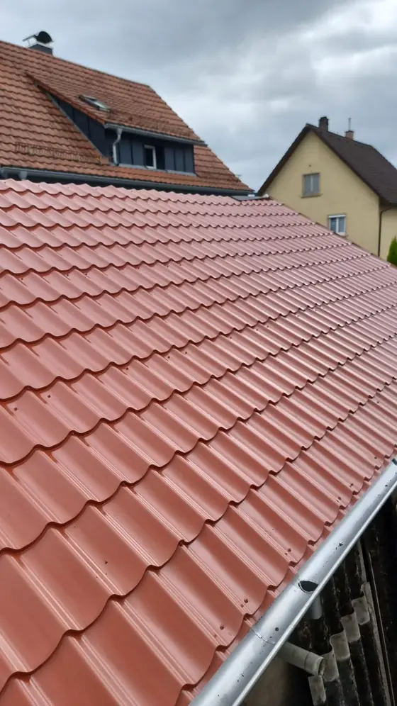Frisch eingedecktes Ziegeldach in Rot