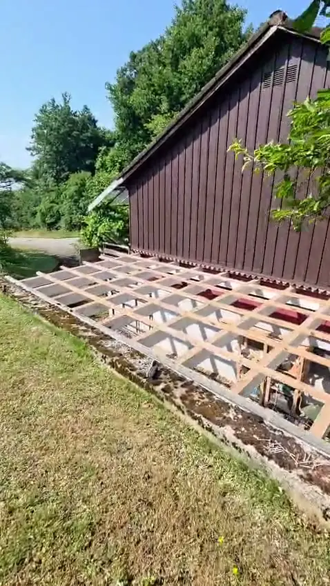 Neue Lattung am Anbau eines Wohnhauses