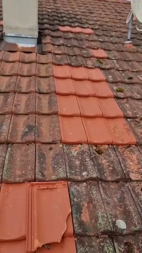 Reparatur mit neuen Ziegeln auf altem Dach