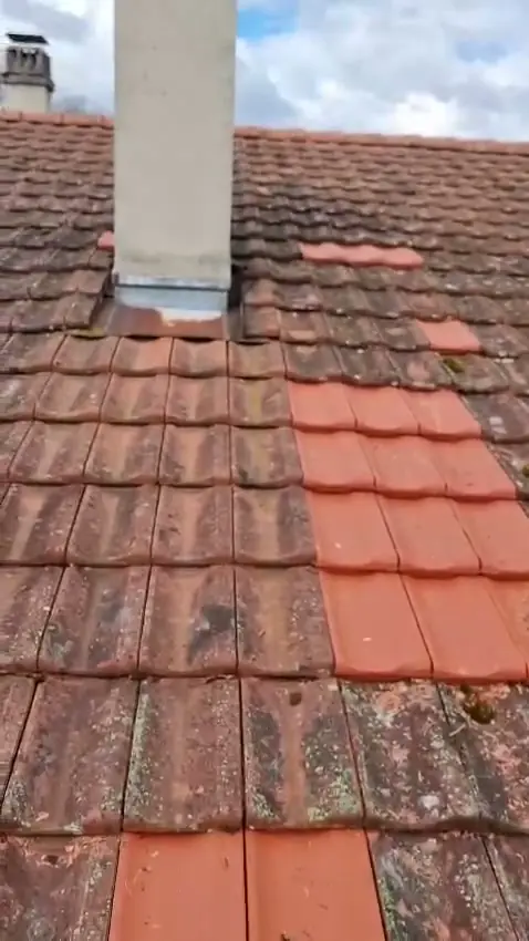 Schornstein auf einem Ziegeldach während der Reparatur