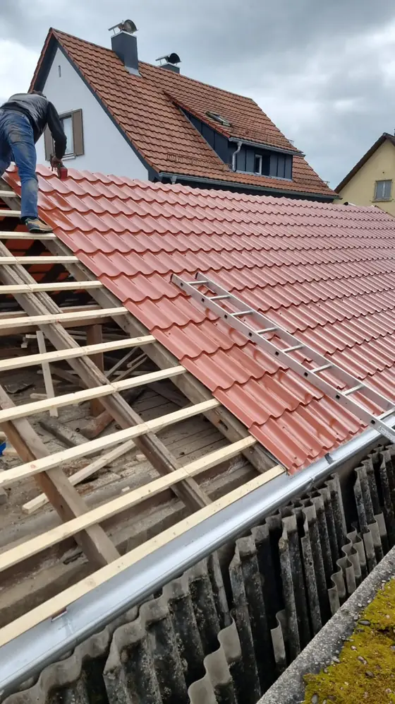 Verlegung neuer Dachziegel, Blick von oben